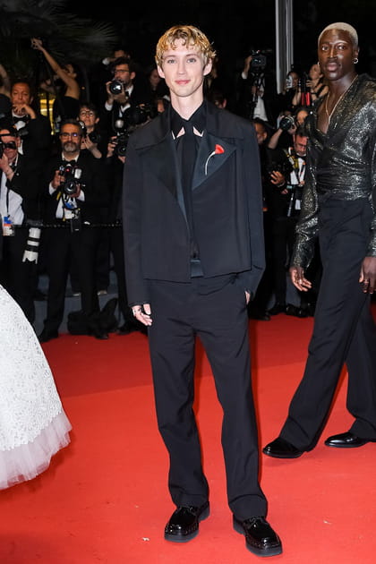 Troye Silvan en costume noir Valentino