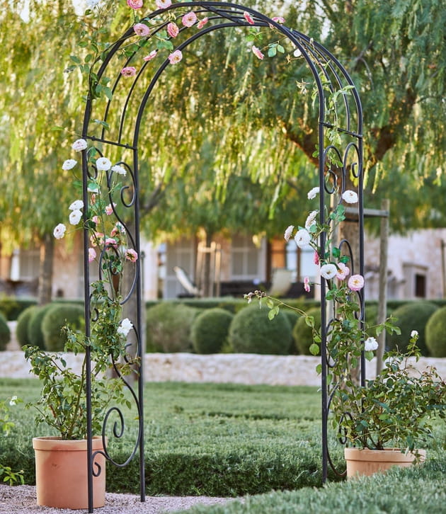 Une arche de jardin romantique
