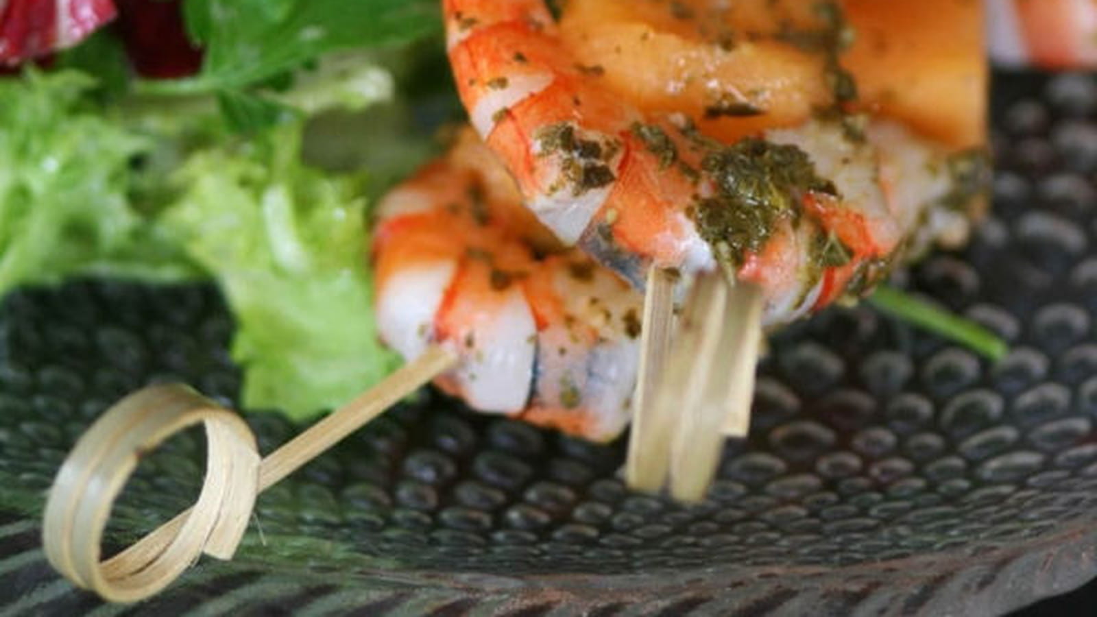 Brochettes de crevettes et melon au pesto