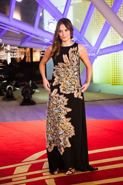 Ana Girardot en robe longue à grosses fleurs brodées