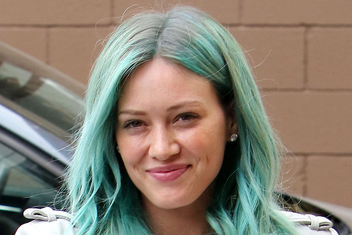 Hilary Duff adopte les cheveux bleus