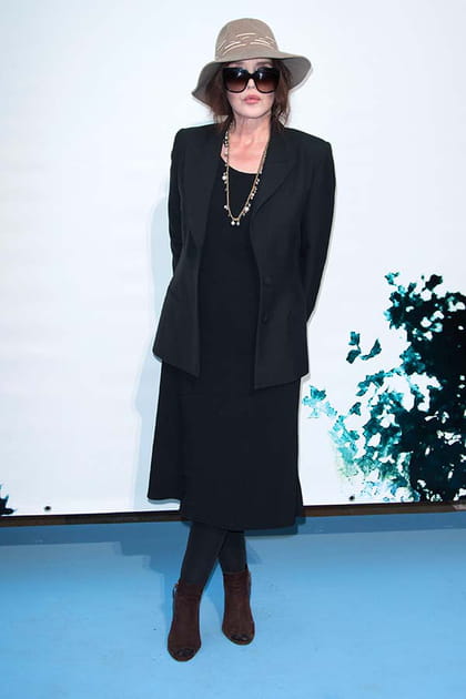 Isabelle Adjani en robe midi noire et blazer