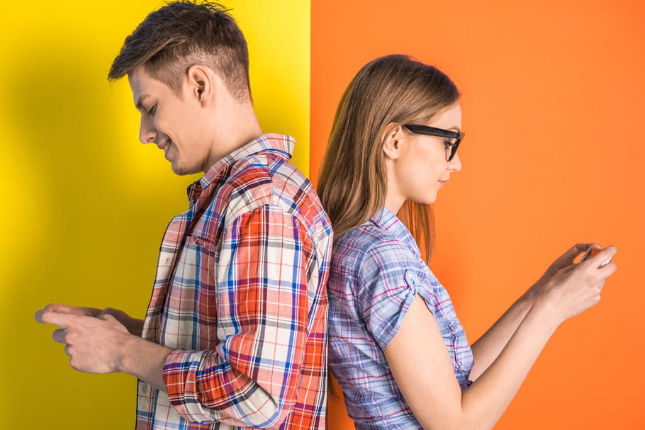 2 appels, 1 like et 1 "je t'aime" par jour : le téléphone portable, le meilleur ennemi du couple ?