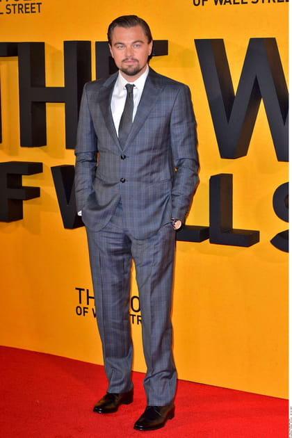 Leonardo DiCaprio en costume gris à rayures