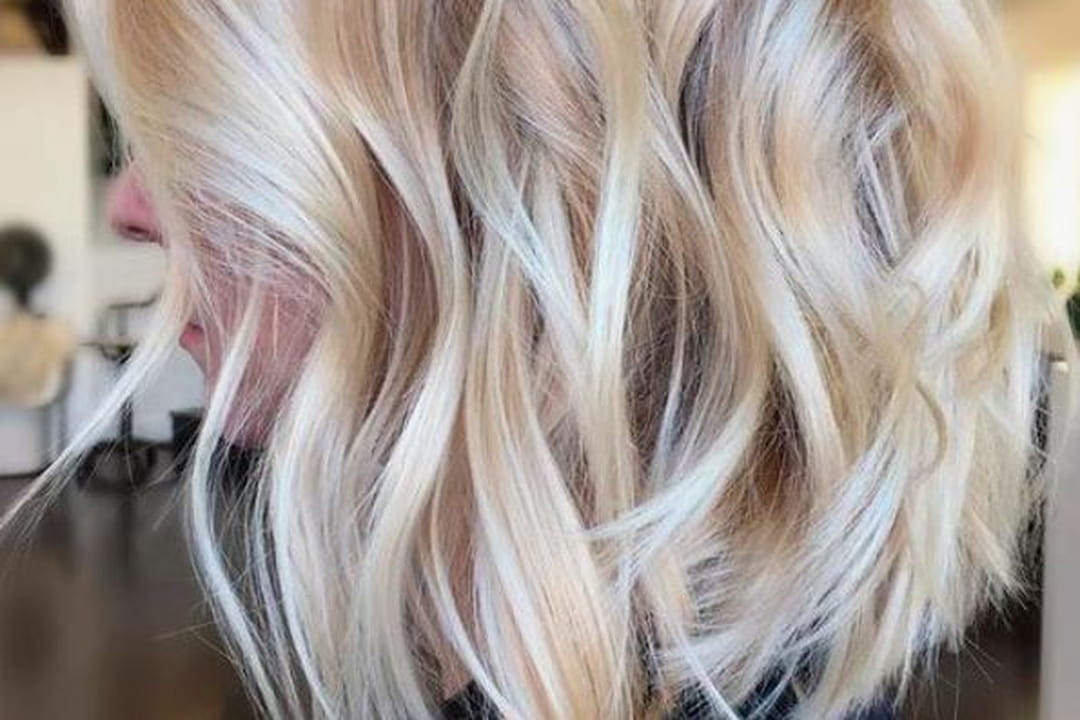 Balayage blond polaire et carré ondulé