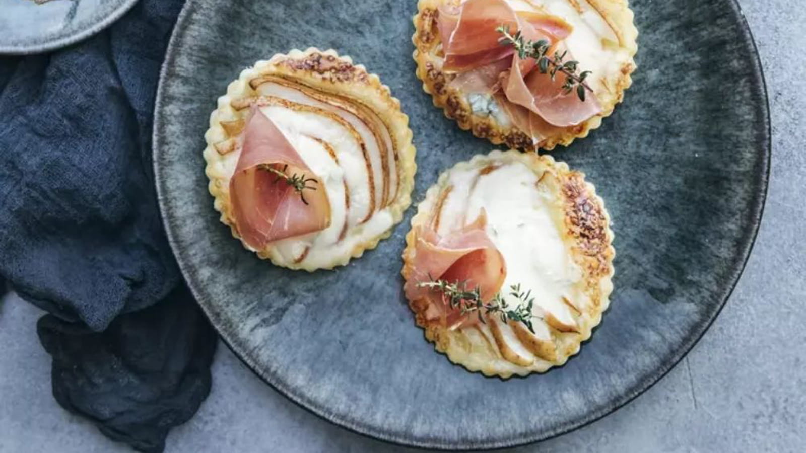 Tartelettes fines aux poires, gorgonzola et jambon cru