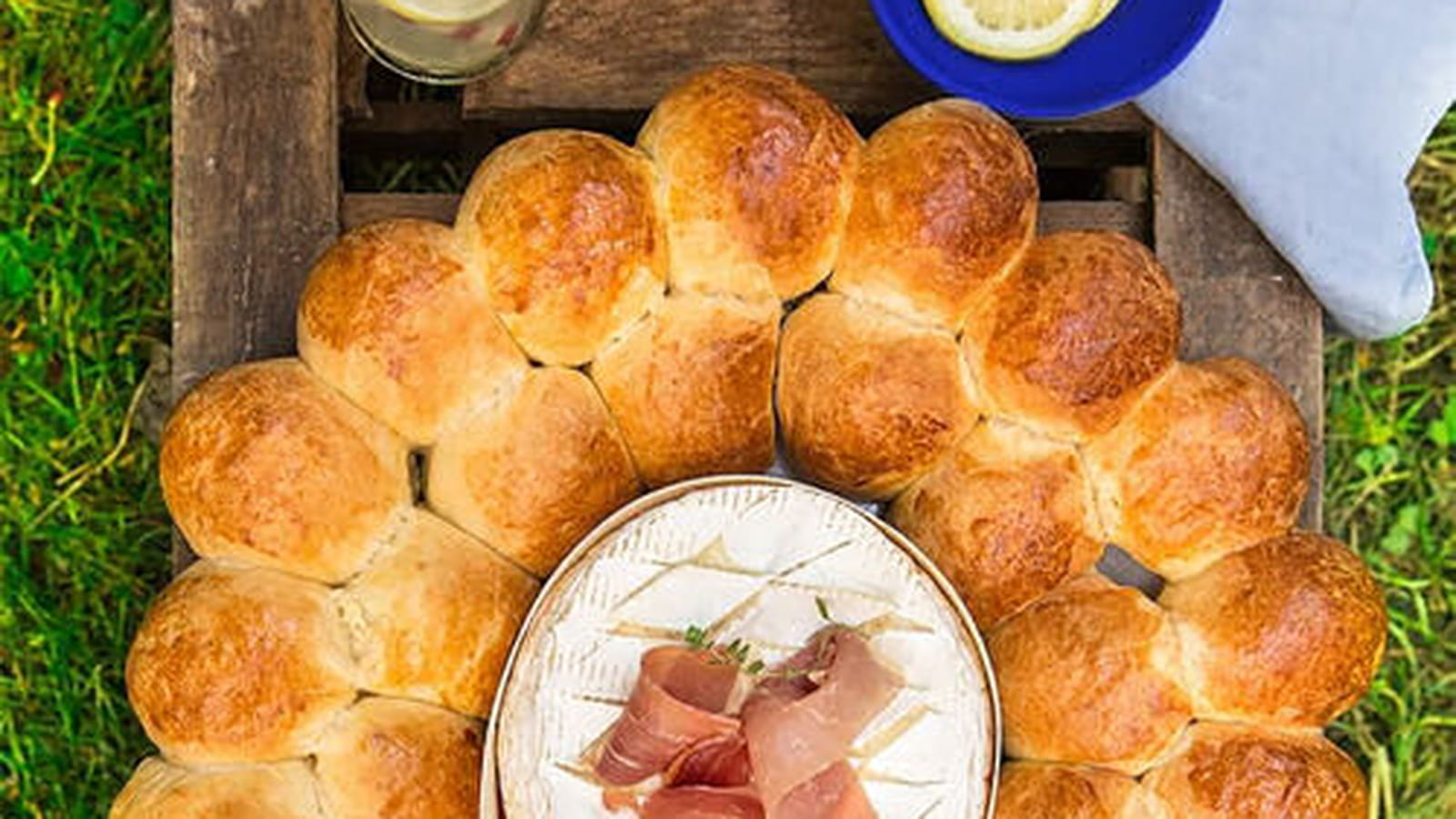 Brioche fourrée autour d’un fromage rôti et jambon cru Aoste