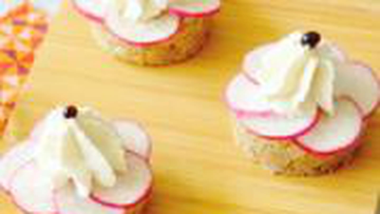 Mousse au chèvre, mascarpone et vinaigre de framboise, rosaces de radis et pain complet au miel