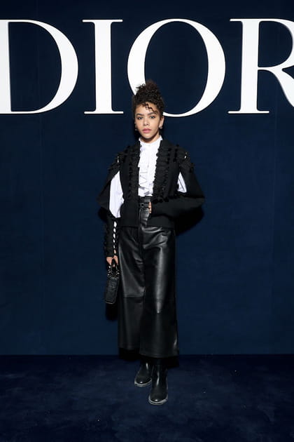 Antonia Gentry en chemise noir et blanc &agrave; froufrous et pantalon taille haute en cuir au d&eacute;fil&eacute; Dior