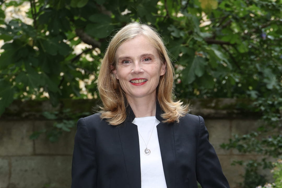 Isabelle Carré porte la tenue parfaite en toutes circonstances