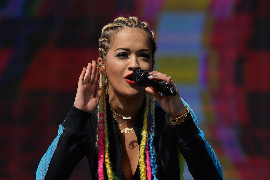 Les tresses africaines multicolores de Rita Ora