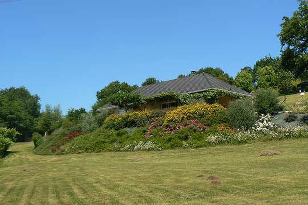 La maison cach&eacute;e derri&egrave;re les fleurs