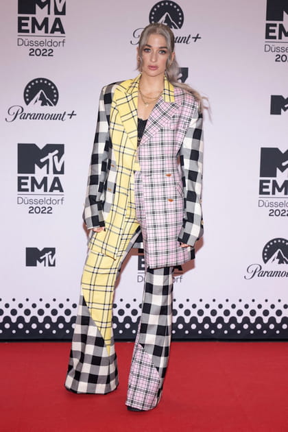 Harriet Rose dans un ensemble patchwork &agrave; carreaux