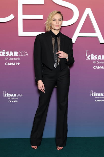 Ana Girardot&nbsp;en costume noir et chemise transparente Celine