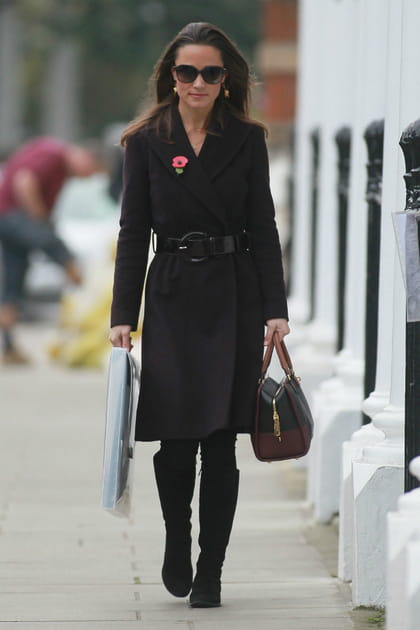 Pippa Middleton en long manteau ceinturé