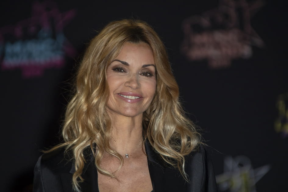 Les cheveux boucl&eacute;s blonds d'Ingrid Chauvin