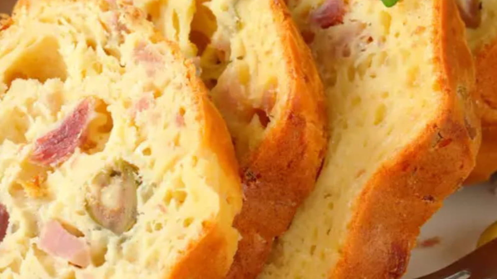 Cake aux olives, jambon et fromage