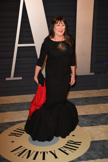 Anjelica Huston en robe noire et rouge