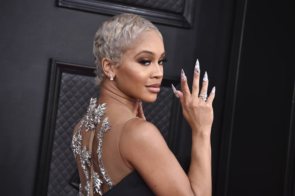 La coupe gar&ccedil;onne blonde de Saweetie