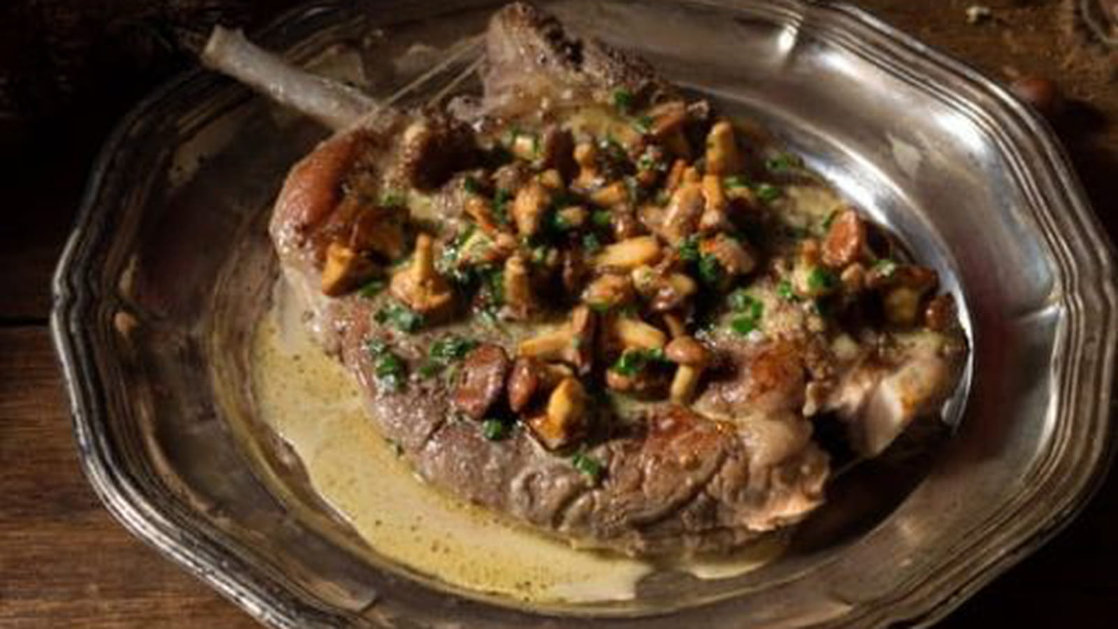 Côte de veau rôtie au beurre de sauge, girolles boutons de guêtre sautées au jus