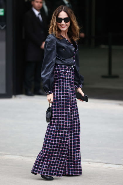 Elsa Zylberstein en pantalon &agrave; carreaux et chemise en soie bleu marine&nbsp;au d&eacute;fil&eacute; Chanel haute couture printemps-&eacute;t&eacute; 2024&nbsp;