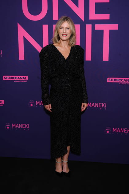 Karin Viard en robe noire asymétrique