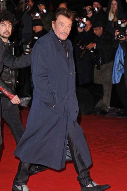 Johnny Hallyday en long manteau marine