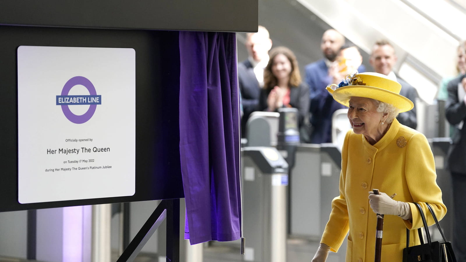 Elizabeth II inaugure une ligne de métro à son nom, à Londres, le 17 mai 2022