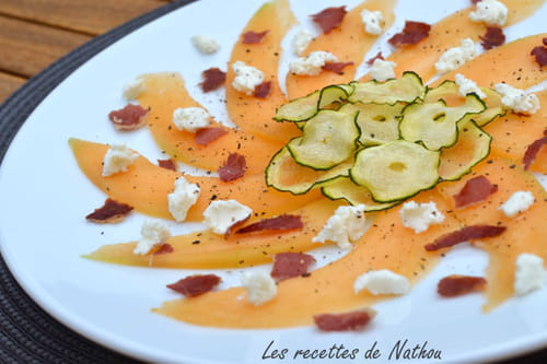 Carpaccio de melon, chèvre et chips de courgettes