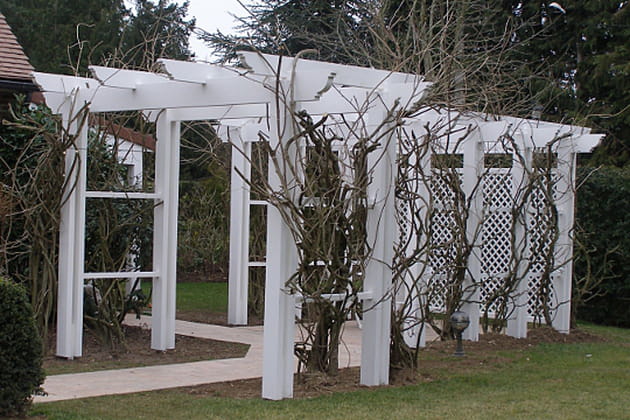 Une pergola tout de blanc vêtue