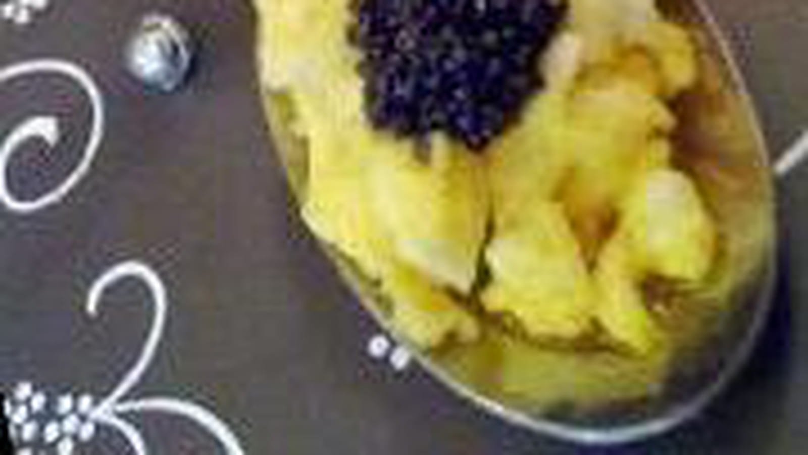 Cuillères de caviar flambées à la Russe