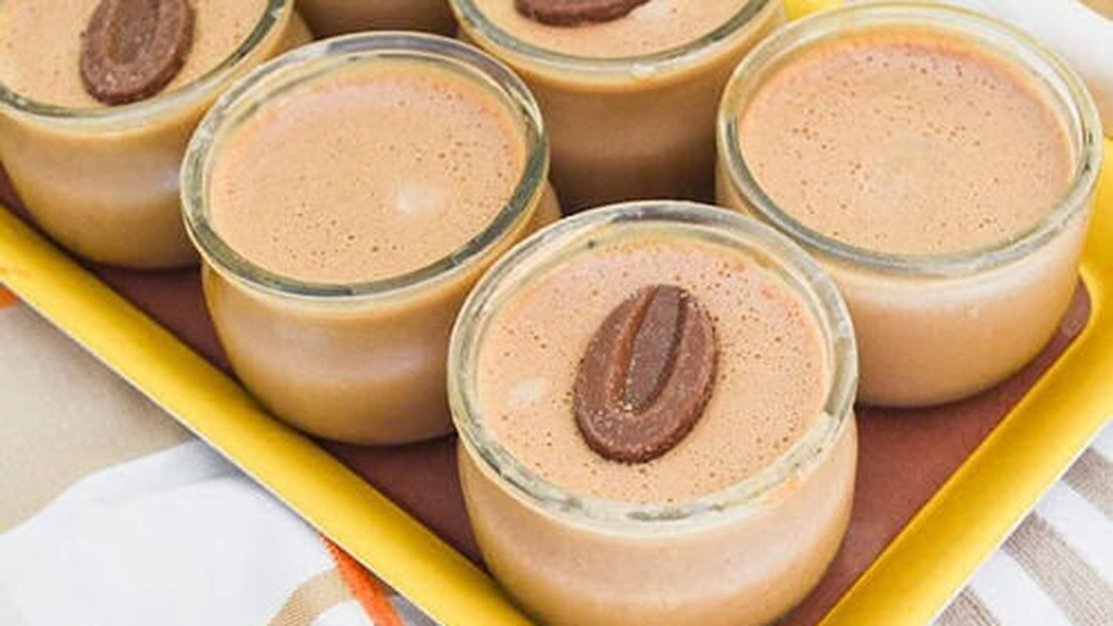 Crèmes Danette au chocolat au lait Caramélia Valrhona, façon Christophe Felder