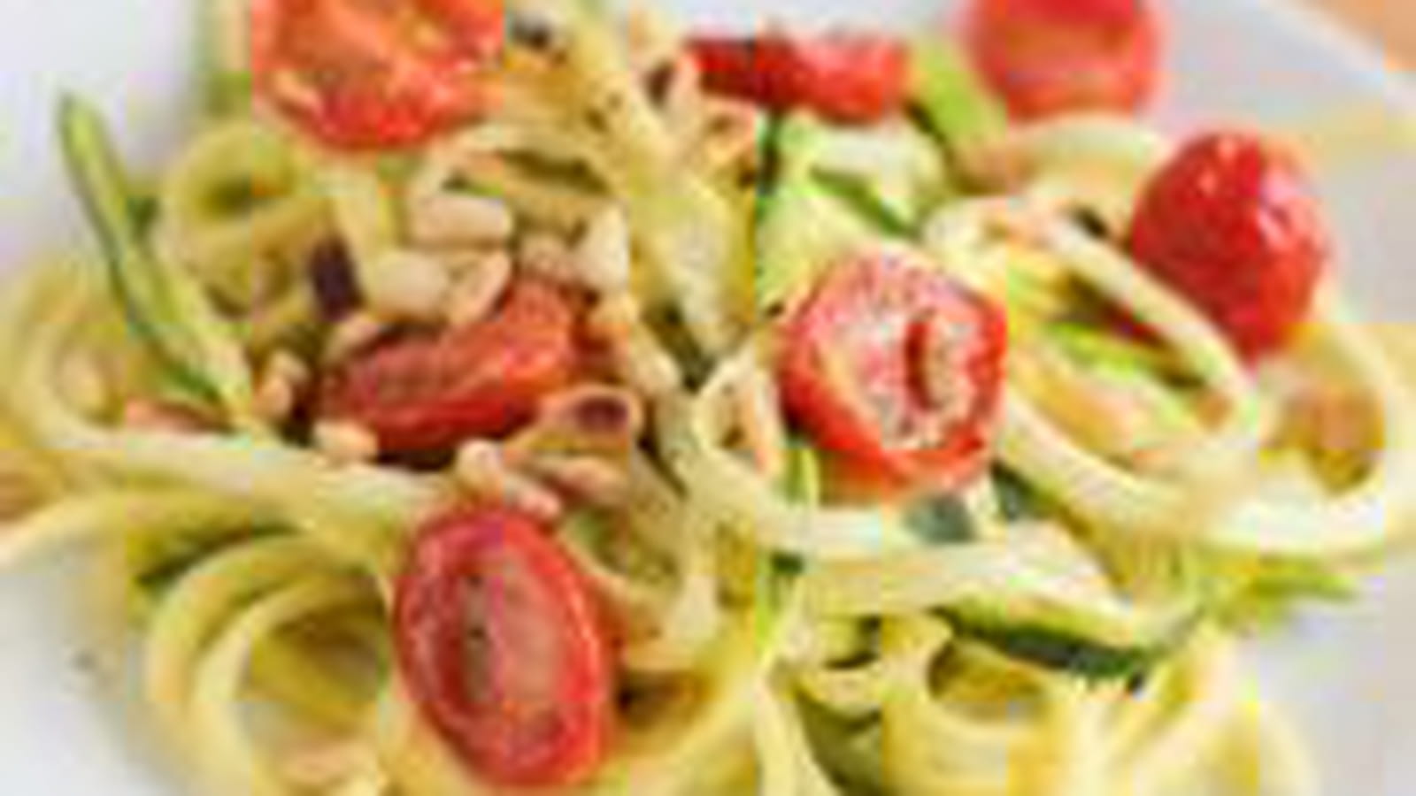 Spaghetti de courgettes aux tomates cerise rÃ...ties, citron et pignons