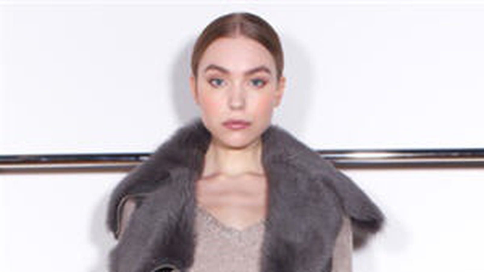 Manteau cape en peau lainée de Max & Moi