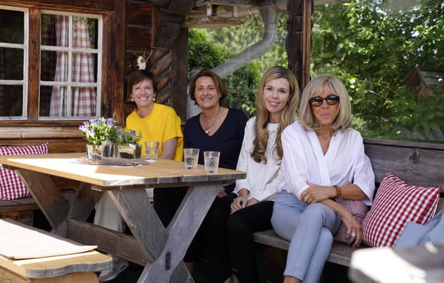 Amelie Derbaudrenghien, Britta Ernst, Carrie Johnson et Brigitte Macron se prélassent dans les Alpes bavaroises
