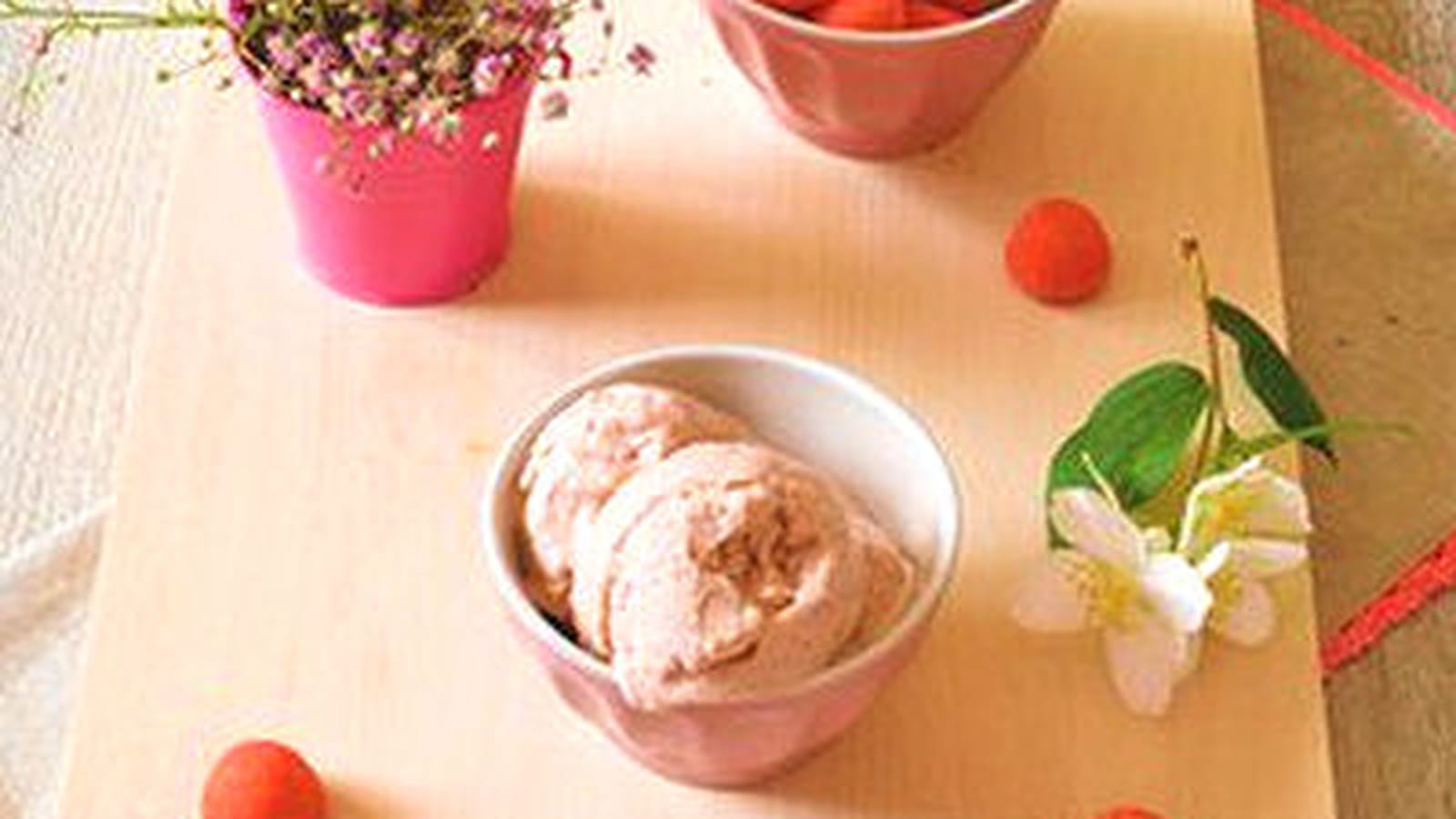 Crème glacée à la vanille et aux fraises tagada