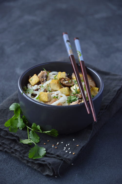 Nouilles de riz, champignons et tofu