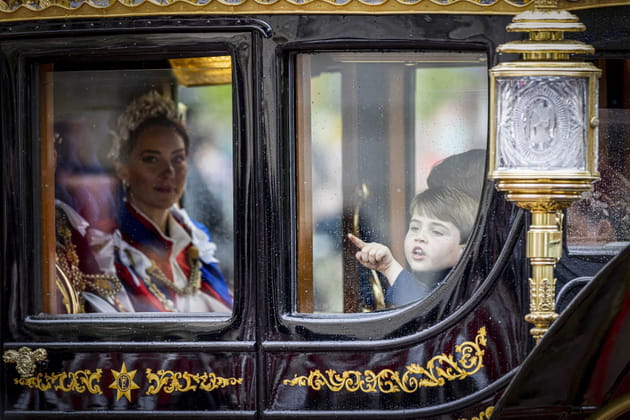 Louis pointe du doigt (et tant pis pour l'étiquette royale)