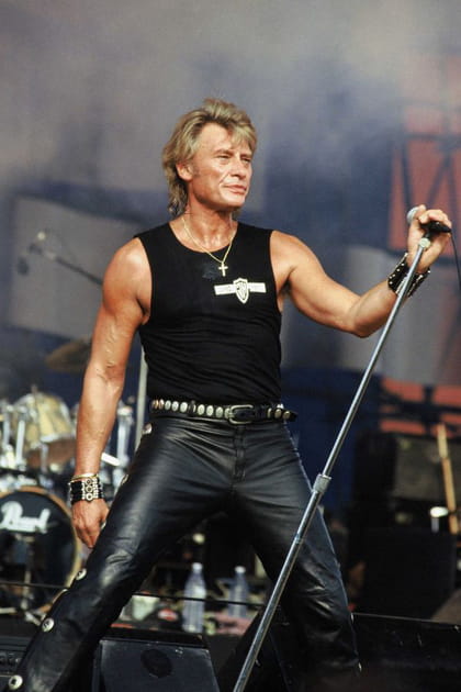 Johnny Hallyday en débardeur noir et pantalon de cuir