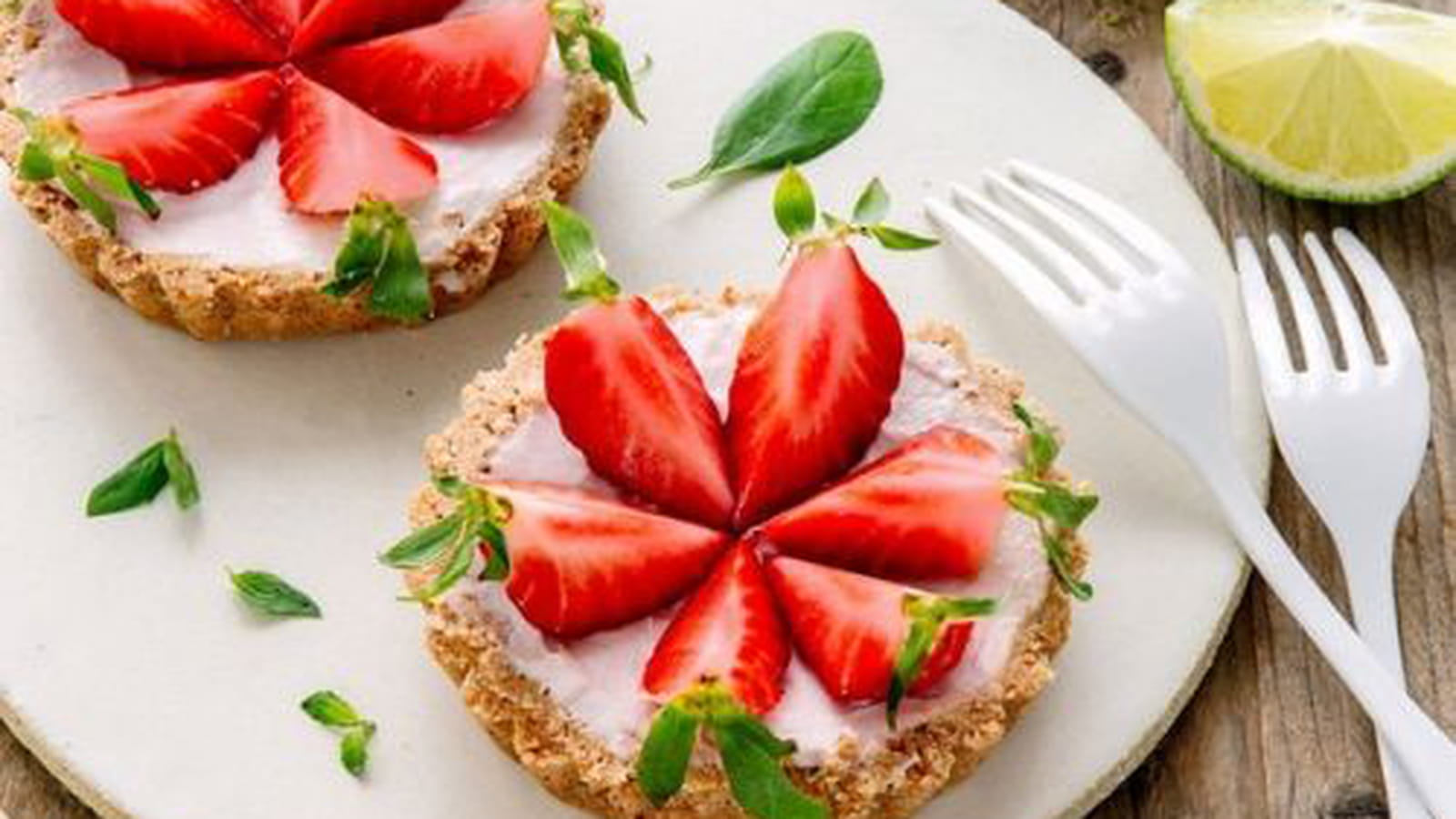 Tartelette sans cuisson aux fraises, basilic et yaourt brassé chèvre