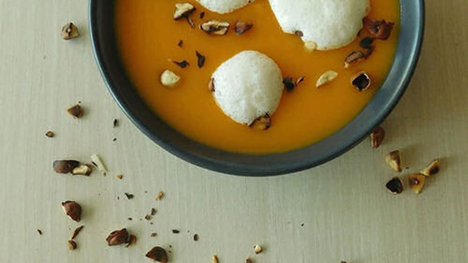 Velouté de butternut à la mousse de noisettes