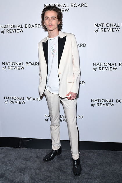 Timothée Chalamet en costume blanc Stella McCartney et T-shirt