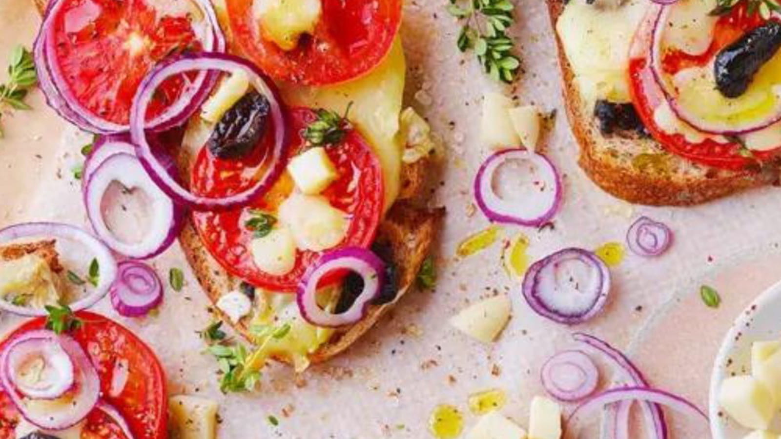 Tartines tomates, olives et Saint Nectaire