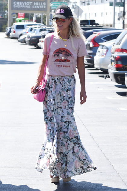 L&aelig;ticia Hallyday en T-shirt imprim&eacute; et jupe longue fleurie