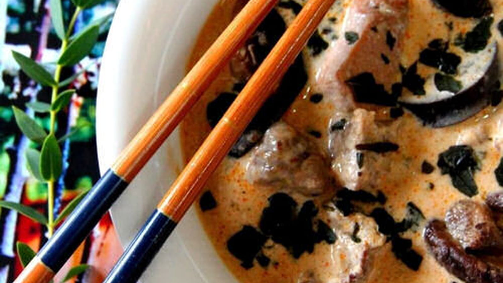 Curry rouge Thaï de porc aux aubergines et champignons parfumés