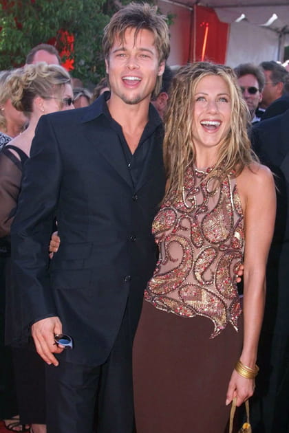 Jennifer Aniston en top brodé à sequins transparent et jupe longue marron