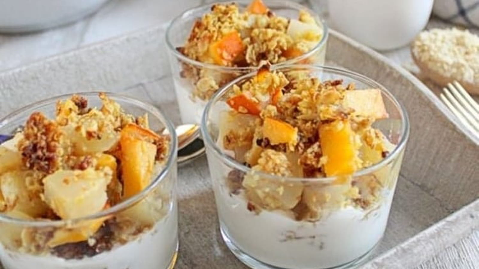 Parfaits de crumble poire et kaki aux épices et flocons de céréales (sans gluten)