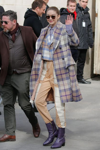 Gigi Hadid en manteau à carreaux