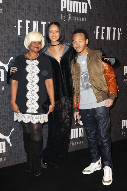 Rihanna, sa m&egrave;re et son fr&egrave;re