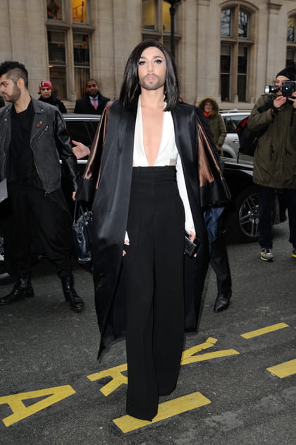 Conchita Wurst et son décolleté vertigineux au défilé Jean Paul Gaultier